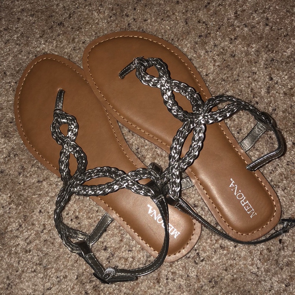 Silver sandals • 🌸